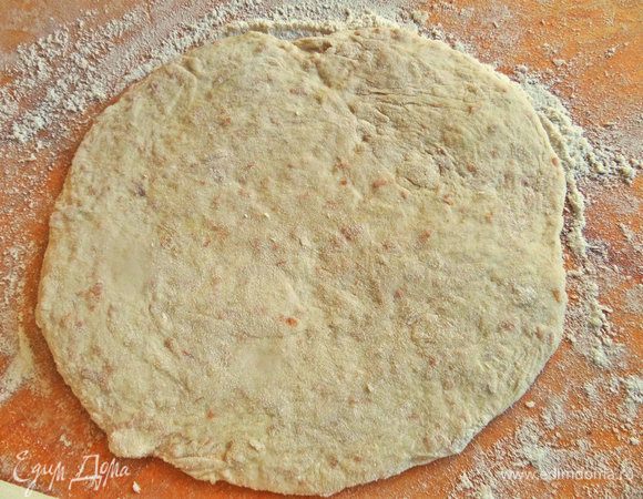 Раскатываем толстенький круг (крышка не должна провалиться).