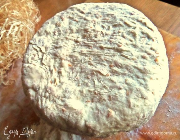 Натягиваем тесто на горшок с компотом.