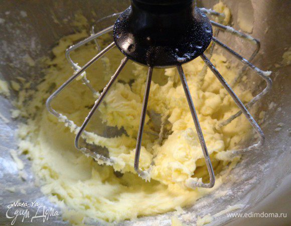 Масло достать заранее из холодильника, отмерить нужное количество и дать ему хорошо подтаять при комнатной температуре.

Затем взбить сливочное масло с сахарной пудрой до кремового состояния. 