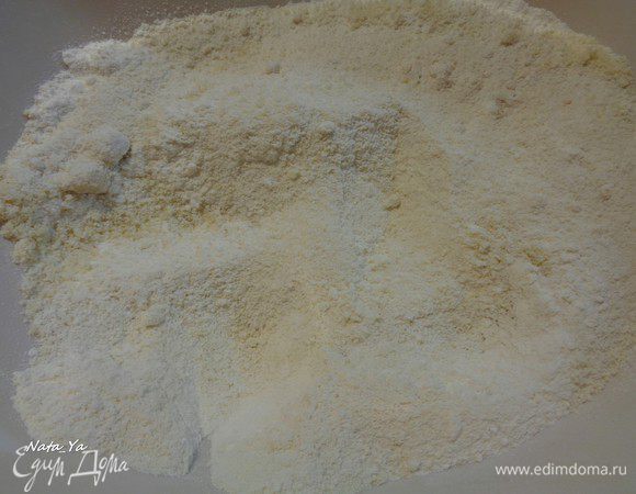 Смешать муку с миндальной мукой и вмешать в яично-масляную смесь.