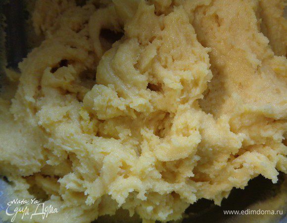 Получится вот такое тесто. Поставить его минимум на 2 часа в холодильник.
