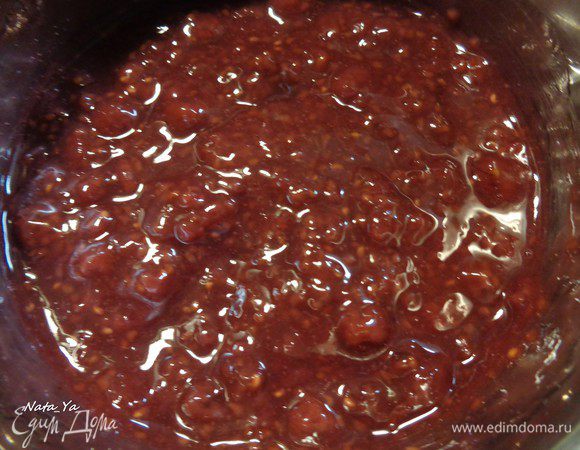 Для желе я слегка подогрела малиновое варенье, в процессе вмешав к нему крахмал.