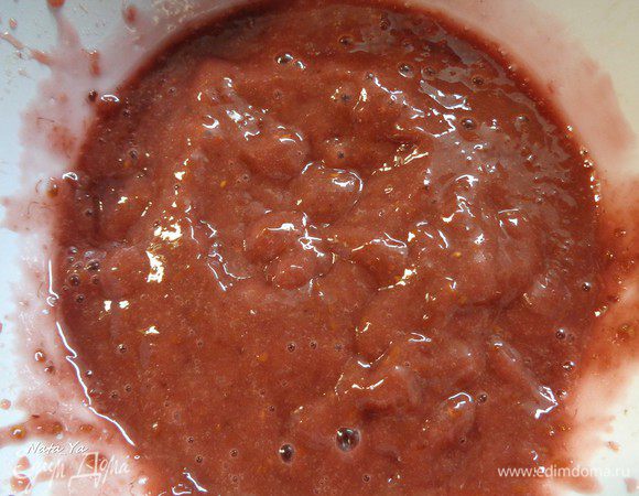 И с помощью ручного блендера спюрировала массу, чтобы косточки от малины частично измельчились и проходили через носик кондитерского шприца.