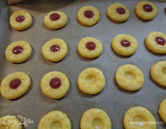 Наполнить кондитерский шприц желе и заполнить углубления.