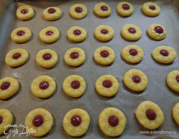 Выпекать около 20-25 минут при температуре 160°C. 

Пока первая партия печется, держите вторую обязательно в холодильнике.