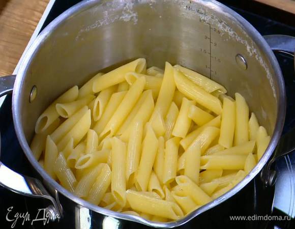 Пенне отваривать в подсоленной воде на минуту меньше, чем указано на упаковке, затем воду слить и сохранить.