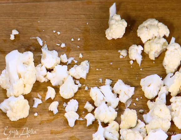 Цветную капусту разобрать на маленькие соцветия и срезать грубые стебли.