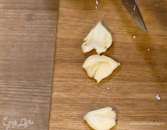 Чеснок почистить и раздавить плоской стороной ножа.