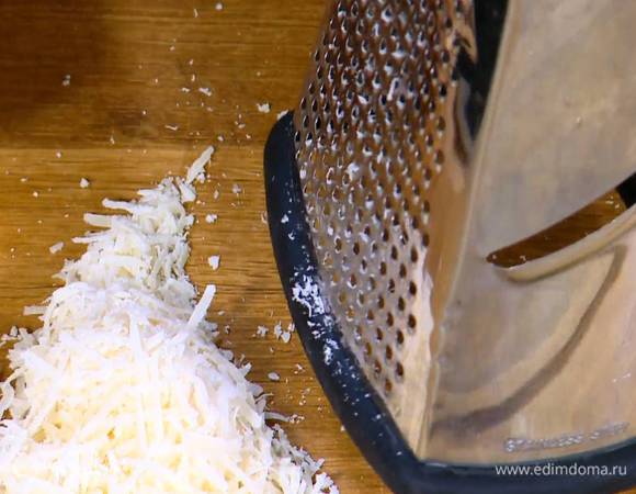 Пармезан натереть на мелкой терке.