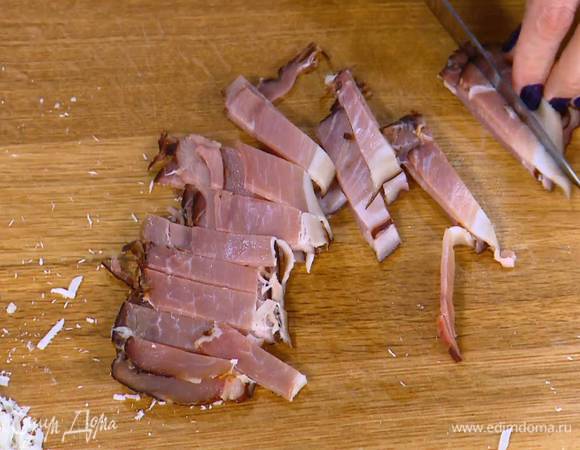 Грудинку нарезать тонкими полосками.