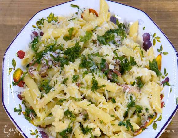 Пасту выложить на блюдо, посыпать базиликом и оставшимся сыром.