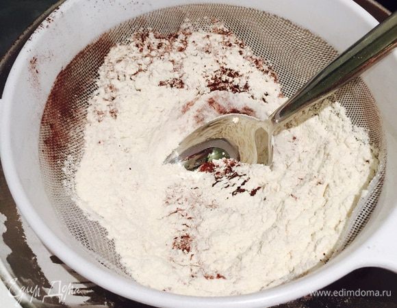 Просеиваем туда сухие ингредиенты, вымешиваем.