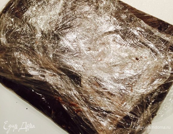 Тесто "упаковываем" в пленку. Я сразу отрезаю большой кусок, чтобы можно было потом в этой пленке и раскатывать. Трамбуем и в холодильник.