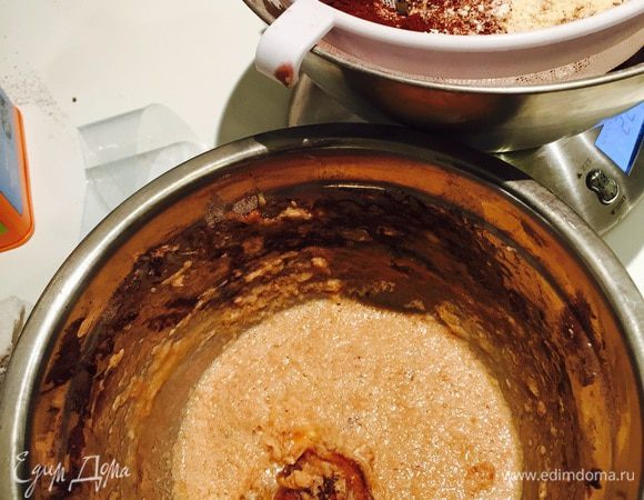 Теперь начинка. Растапливаем шоколад (любым способом, я просто сыплю его в мешок и опускаю в кипяток). И опять растираем масло лопаточкой (признаюсь, я это делала в той же чаше). Потом сахар, яйцо, шоколад. Хорошо вымешать.