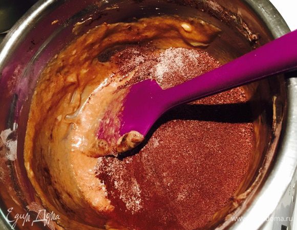 Теперь просеянные сухие ингредиенты. Вымешать и отставить.