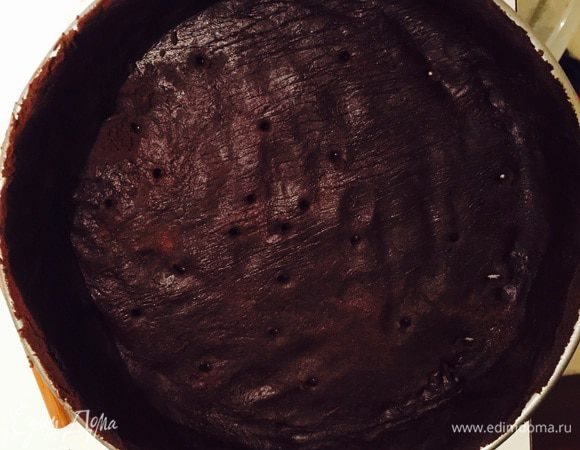 Разогреваем духовку до 190°С. Достаем тесто, раскатываем между пленкой, переносим в форму, утрамбовываем, излишки срезаем, прокалываем в нескольких местах.