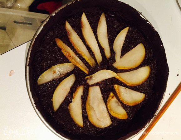 Выкладываем начинку на тесто и груши.