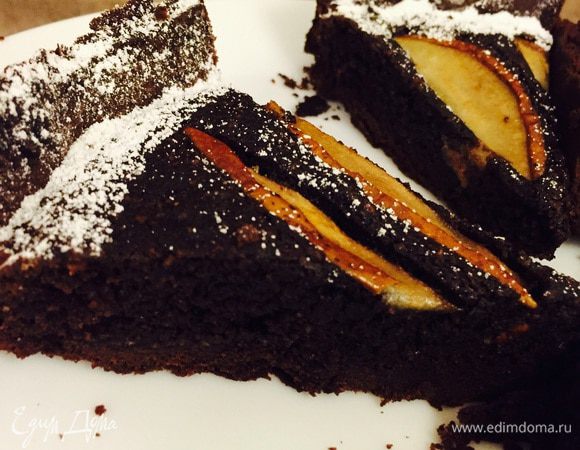 Готовый тарт остужаем. Я его еще слегка для блеска и большей сочности пропитала простым сиропом (сахар с водой прогрела). Посыпаем пудрой и зовем всех шокоголиков пить чай!