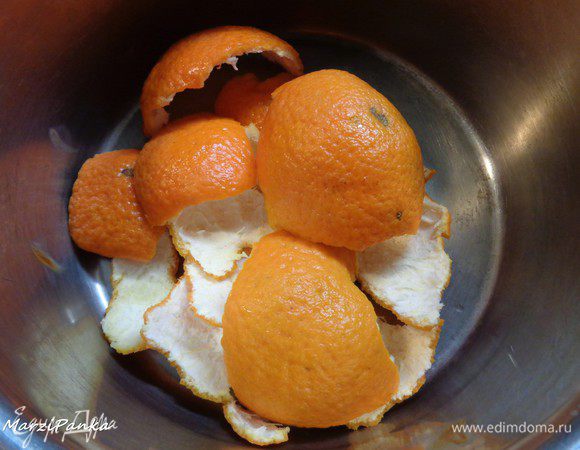 Мандарины очистить от кожуры.
Положить кожуру в небольшую кастрюльку.