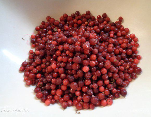 Взвесить нужное количество брусники. Размораживать ее не нужно.