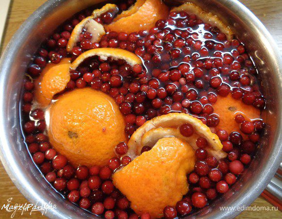 Добавить бруснику в кастрюлю.