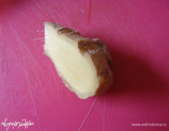 Нам понадобится вот такой небольшой кусочек имбиря. Очистим его, тонко нарежем и отправим в кастрюлю с глёги.

