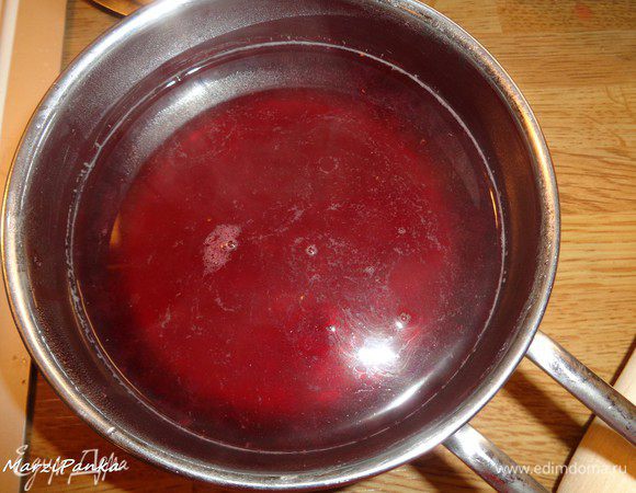 Процедить глёги через сито. Я растолкла ягоды прямо в ситечке толкушкой для более интенсивного вкуса. Дополнительный сок от брусники пошел в глёги, а жмых нам уже не понадобится.

