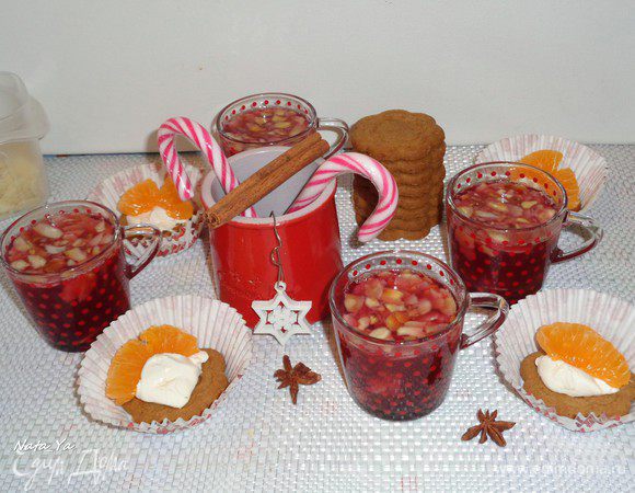 Добавить в каждую чашку немного изюма и миндальных лепестков.