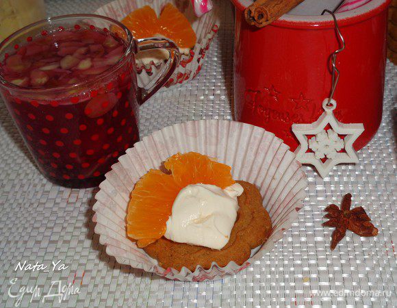 Пряничное печенье намазать сырным кремом и украсить очищенными от пленок дольками мандаринов.