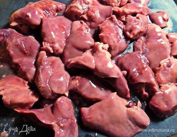 Печенку промыть, очистить от жилок.