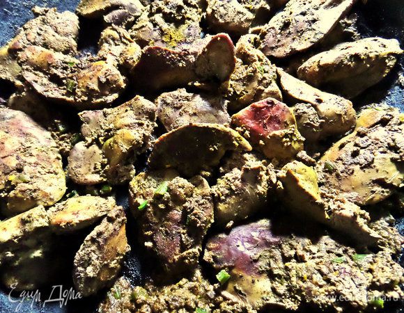 Жарим с двух сторон минут 5, достаем и нарезаем помельче.