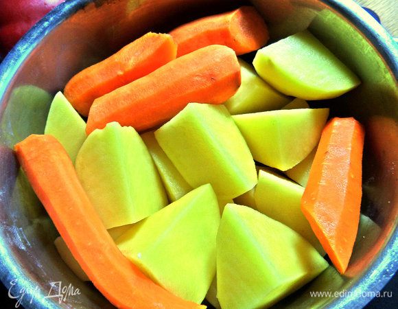 Отвариваем морковь с картофелем в подсоленной воде.