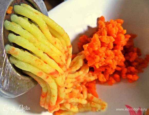 Готовые овощи пропускаем через мясорубку.