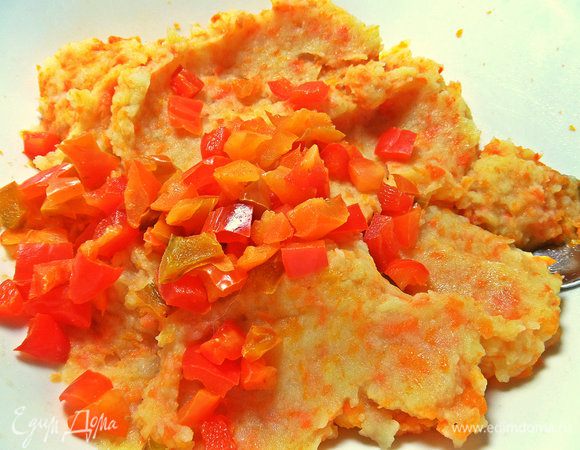 Сладкий перец покрошить туда кубиками.