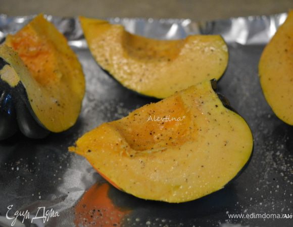 Тыкву акорн разрезать на 4 части, очистить от семян. Смазать оливковым маслом желтую мякоть снаружи и внутри. Выложить на противень. Посолить и поперчить. Разогреть духовку до 215°С.
Поставить в духовку на 40-45 минут.