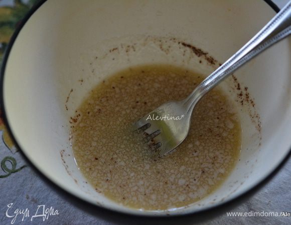 Растопить на медленном огне сливочное масло до золотистого цвета или 4-6 минут. Перелить в емкость, добавить корицу молотую. Перемешать.