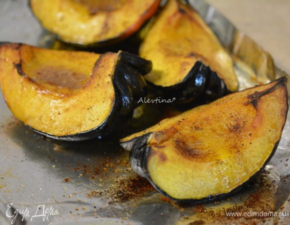 Достать из духовки акорн тыкву, смазать горячую тыкву с масляной смесью с корицей. Вернуть в духовку на 1-3 минуты. Подаем к столу теплыми. Приятного и вкусного вам праздника.