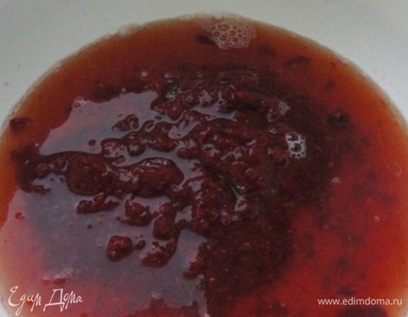 Готовим маринад для курицы: клюкву измельчить в блендере и смешать в большой миске с пивом (у меня полутемное).