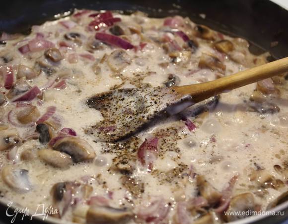 Добавить сметану и сахар, протушить на небольшом огне под крышкой минут 15.