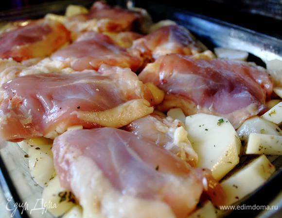 С куриных бердышек снять шкурки. Сами бедрышки посолить-поперчить и выложить на картофель сверху.
