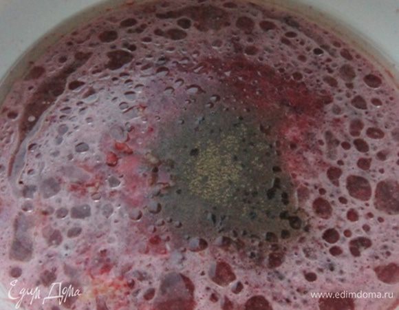 Добавить в маринад масло растительное, соль, перец. Хорошо перемешать.