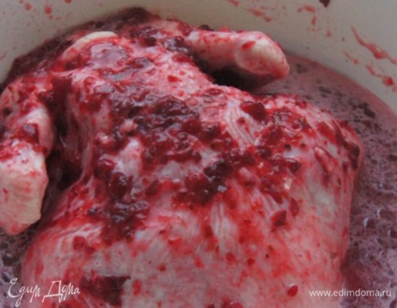 Курицу хорошо вымыть и обвалять в маринаде.