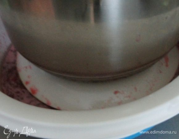 Курицу положить под груз. Я накрыла тарелкой, а сверху поставила кастрюлю с водой. Убрать курицу в холодильник минимум на 8 часов. Один раз перевернуть, я сделала это через 4 часа.