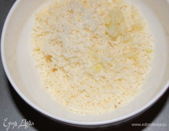 Твердый сыр натереть на малкой терке. Чеснок пропустить через пресс.