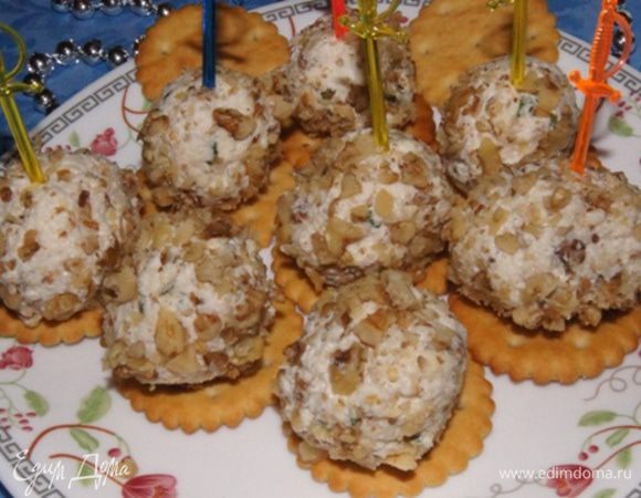Перед подачей сформировать из массы шарики, выложить их на крекеры и украсить по желанию!
Приятных праздников и с Новым годом!