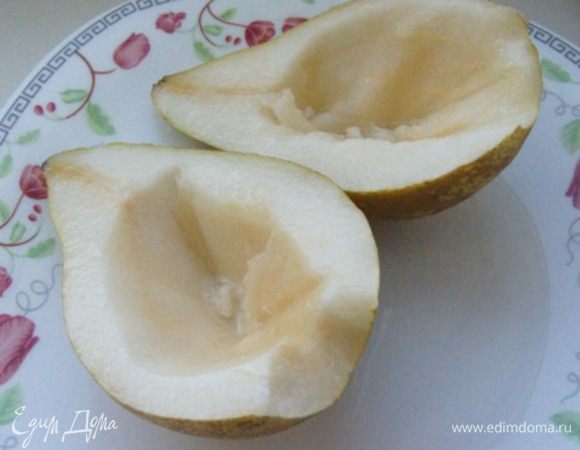 Большие, твердые груши разрезать пополам. Вынуть косточки и сделать небольшие углубления.