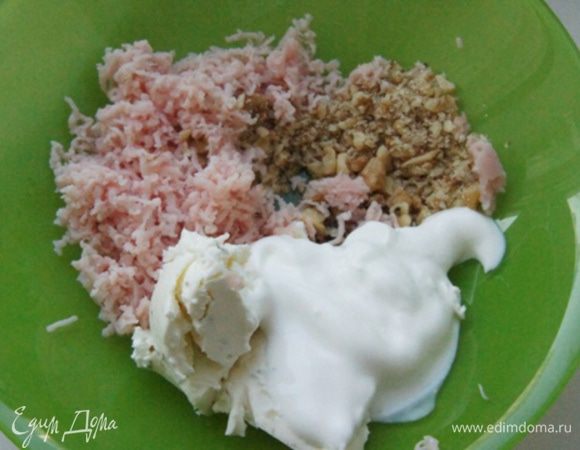 Для начинки смешать сметану, тертую на терке ветчину, творожный сыр и измельченные орехи. Поперчить по вкусу.