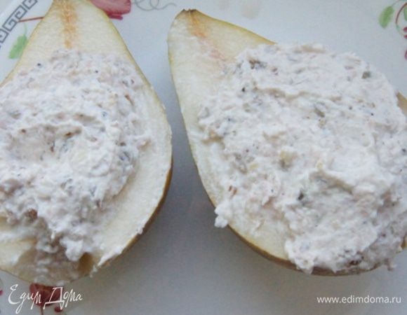 Начинить груши и убрать в холодильник на 30 минут.