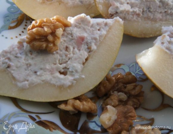 Охлажденные груши разрезать на 2 части, украсить грецкими орехами. 
Приятных и вкусных Вам праздников!