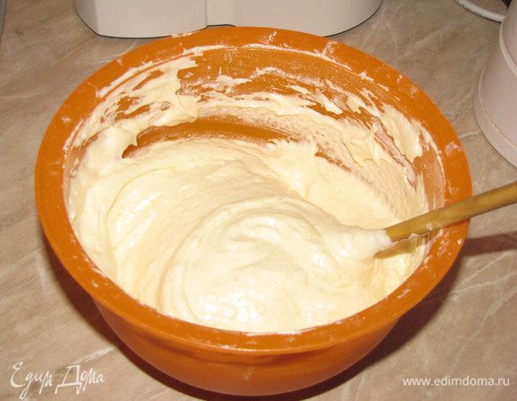 Затем начинаем аккуратно перемешивать до однородного состояния, стараясь не повредить структуру взбитого белка.